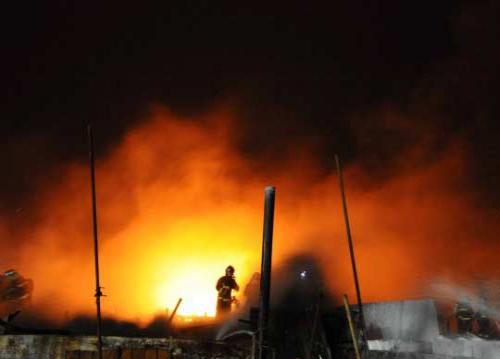 10月24日,消防队员在火灾现场扑救