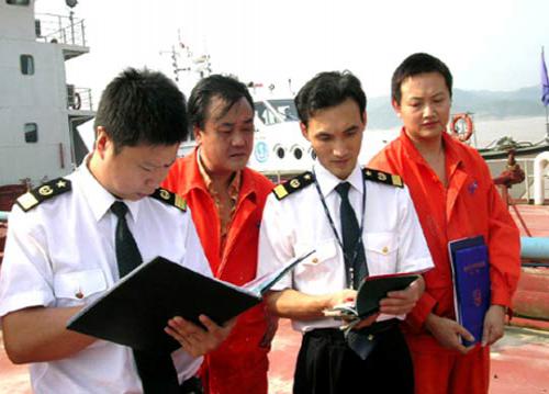 威海海事重察危险品码头安全和防污工作