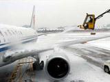长春机场因大雪关闭 千余人滞留